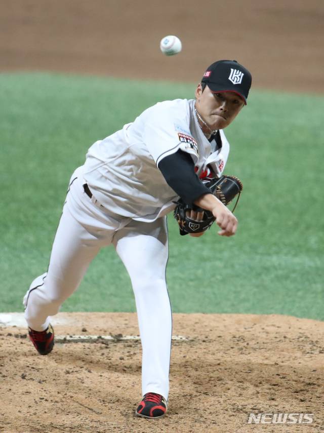 [서울=뉴시스] 조수정 기자 = 9일 오후 서울 구로구 고척스카이돔에서 열리는 '2020 신한은행 SOL KBO 포스트시즌‘ 플레이오프 1차전 두산베어스 대 kt위즈의 경기, 7회초 kt 교체투수 주권이 역투하고 있다. 2020.11.09. chocrystal@newsis.com