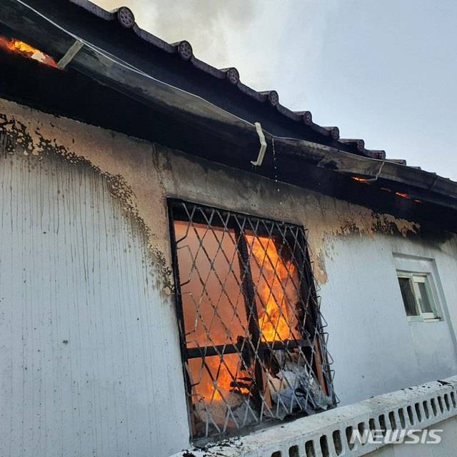 [충주=뉴시스] 조성현 기자 = 13일 오전 10시44분께 충북 충주시 용산동 한 단독주택에서 불이 나 1명이 숨지고 1명이 다쳤다. (사진=충북소방본부 제공) 2021.01.13. photo@newsis.com