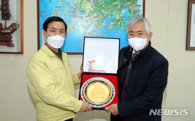 [무안=뉴시스] 위광환 전남도 해양수산국장(왼쪽)이 김 산업 발전에 기여한 공로를 인정받아 정경섭 한국김산업연합회장으로부터 감사패를 받고 있다. (사진=연합회 제공) photo@newsis.com