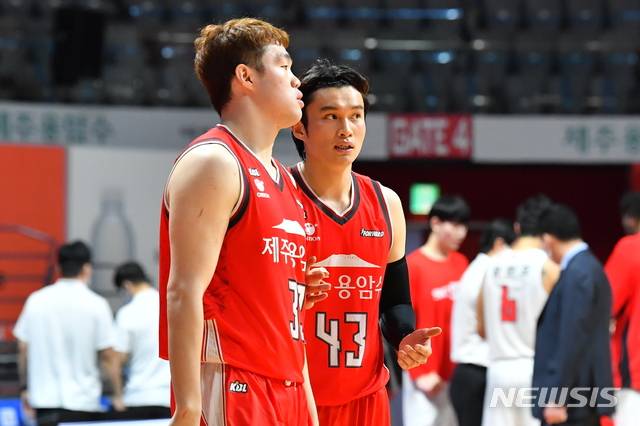 [서울=뉴시스]프로농구 오리온 이대성(오른쪽)과 이승현 (사진 = KBL 제공)