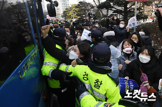 생후 16개월 된 정인이에게 장기간 학대를 가해 숨지게 한 혐의를 받는 양부모의 첫 재판이 종료된 13일 서울 양천구 남부지방법원에서 시민들이 정인이의 양모 장모씨가 탄 것으로 추정되는 호소 차량을 두들기며 분노하고 있다. 박종민 기자