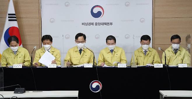 김용범 기획재정부 제1차관(오른쪽세 번째)과 강성천 중소벤처기업부 차관(왼쪽 세 번째) 등이 13일 정부서울청사에서 열린 제26차 비상경제 중대본 회의 겸 제9차 한국판 뉴딜 관계 장관회의를 마친 후 브리핑하고 있다. 연합뉴스