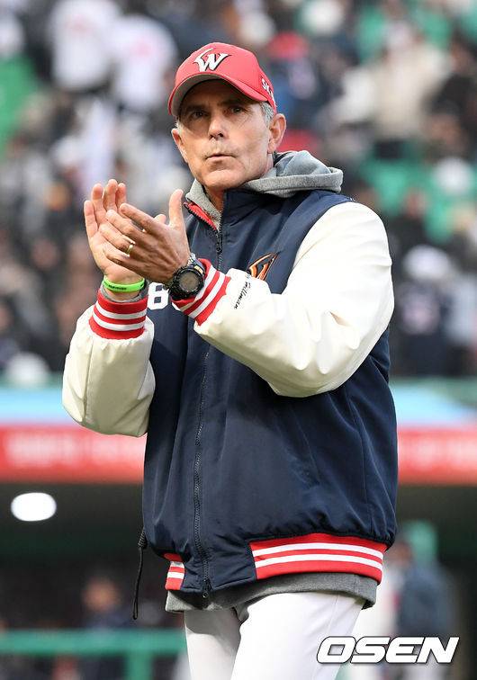 [OSEN=인천, 최규한 기자] SK 힐만 감독이 팬들에게 인사하고 있다. /dreamer@osen.co.kr