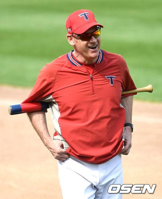 [OSEN=광주, 최규한 기자] KIA 윌리엄스 감독이 선수들과 훈련 중 미소짓고 있다. / dreamer@osen.co.kr