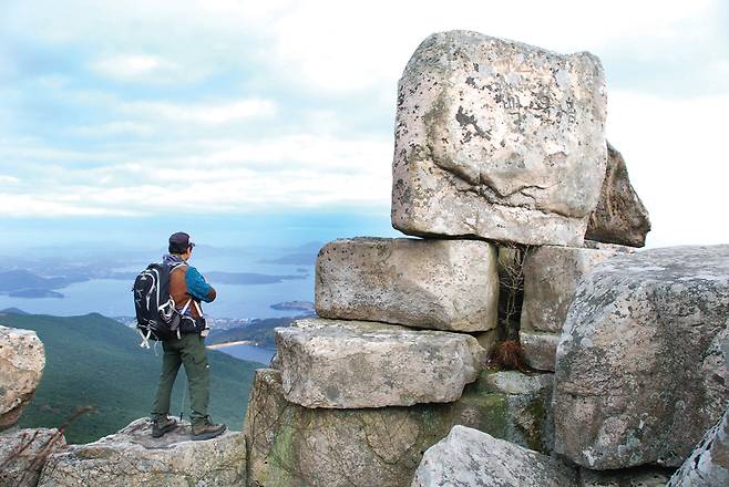 백운봉 표지석은 자연석 위에 음각 글씨를 새겼다. 뷰 포인트 중 한 곳이다.