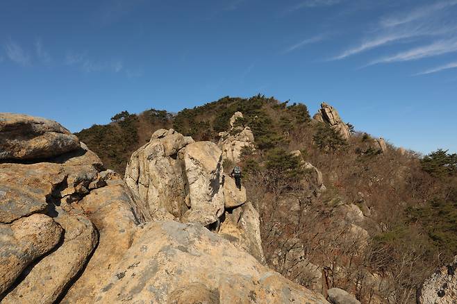 산등성이를 따라 늘어선 바위들이 마치 기차를 닮았다는 기차바위.