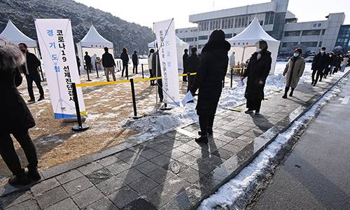 13일 오전 경기도 수원시 팔달구 경기도청에 마련된 임시선별검사소에서 도청 직원들이 신종 코로나바이러스 감염증(코로나19) 선제검사를 받기위해 줄 서 대기하고 있다. 뉴시스