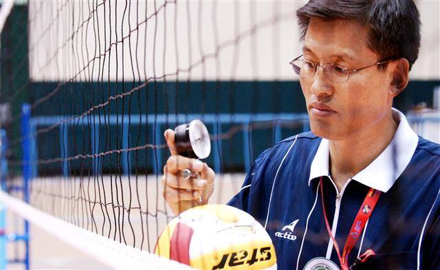 심판부장으로 재직하던 김 본부장이 V리그 원년인 2005년 11월 경기에 앞서 배구공의 공기 압력을 재는 모습.서울신문 DB