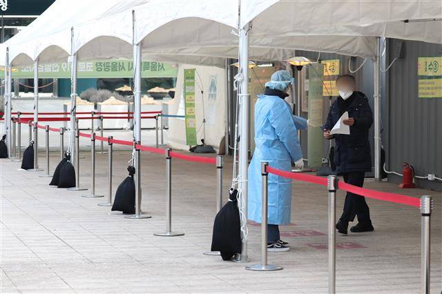 12일 서울 중구 서울광장에 마련된 코로나19 임시선별검사소가 한산한 모습을 보이고 있다. 2021.1.12 뉴스1