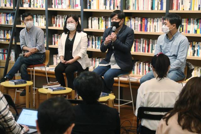 지난해 9월 서울 강남구 최인아책방에서 열린 ‘한번도 경험해보지 못한 나라’ 기자 간담회에서 공동 저자인 진중권(왼쪽부터) 전 동양대 교수, 권경애 변호사, 서민 단국대 교수, 김경율 경제민주주의21 대표가 기자들의 질문에 답하고 있다. /연합뉴스