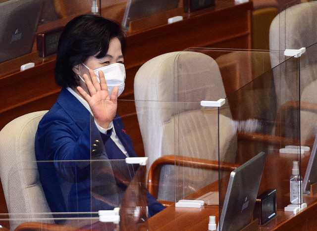 추미애 법무부 장관이 공수처법이 국회 본회의를 통과한 지난해 12월10일 취재진을 향해 손을 흔들어 보이고 있다.   /연합뉴스
