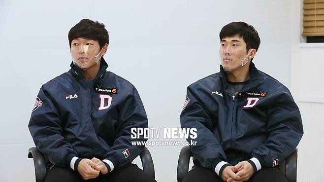 ▲ 두산 베어스 정수빈(왼쪽)과 허경민이 잠실야구장에서 진행한 스포츠타임 인터뷰에 응하고 있다. ⓒ 스포티비뉴스