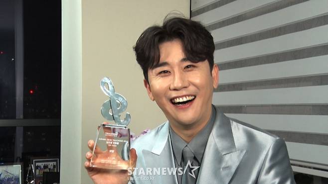 영탁 '올해의 발견상 받았어요'[★포토]