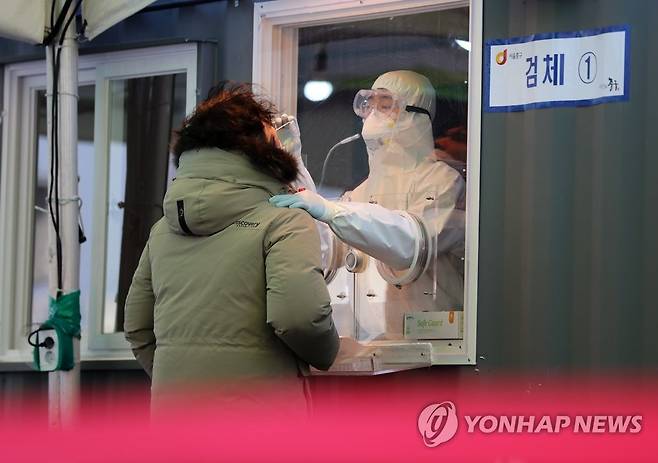 검체 채취하는 의료진 지난 12일 오전 서울역 광장에 마련된 코로나19 임시 선별검사소에서 의료진이 검체채취를 하고 있다. [연합뉴스 자료사진]