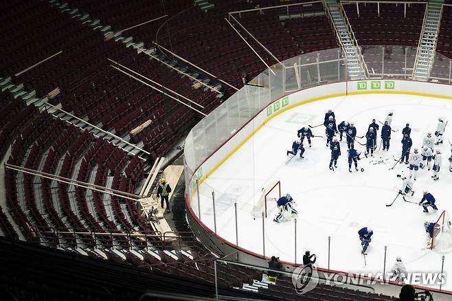 시즌 개막 앞두고 훈련 중인 NHL 밴쿠버 캐넉스 [AP=연합뉴스 자료사진. 재판매 및 DB 금지]