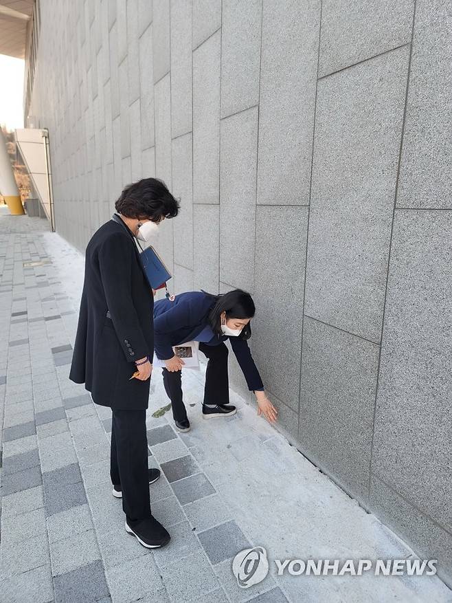 이미영 울산시의원, 도서관 지반침하 현장 방문 (울산=연합뉴스) 울산시의회 이미영 의원(오른쪽)이 13일 울산도서관을 방문해 건물 외벽 지반 침하 현장을 살펴보고 있다. 2021.1.13 [이미영 의원 제공. 재판매 및 DB 금지]