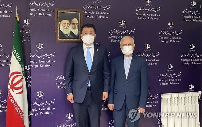 테헤란 방문한 최종건 외교부 차관 (서울=연합뉴스) 최종건 외교부 1차관이 지난 11일(현지시간) 이란에 억류된 선원들의 조기 석방을 위해 테헤란을 방문, 카말 하르라지 외교정책전략위원회 위원장과 기념촬영을 하고 있다. 2021.1.13       [외교부 제공. 재판매 및 DB 금지] photo@yna.co.kr