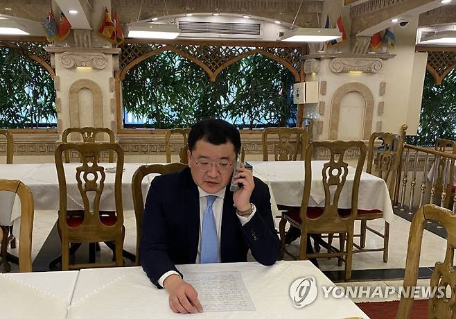 한국케미호 선장과 통화하는 최종건 외교부 차관 (서울=연합뉴스) 최종건 외교부 1차관이 지난 11일(현지시간) 이란에 억류된 선원들의 조기 석방을 위해 테헤란을 방문, 이란에 나포된 선박 한국케미호의 선장과 통화하고 있다. 2021.1.13       [외교부 제공. 재판매 및 DB 금지] photo@yna.co.kr