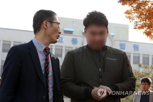 박준영 변호사와 무죄를 선고받은 최모씨 [연합뉴스 자료사진]