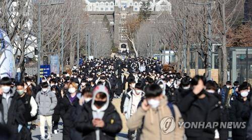논술시험 마친 수험생들 [연합뉴스 자료사진]