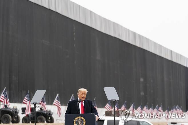 미-멕시코 국경장벽에서 연설하는 트럼프 미국 대통령 (알라모 AP=연합뉴스) 도널드 트럼프 미국 대통령이 12일(현지시간) 텍사스주 알라모의 미국-멕시코 국경장벽 부근에서 연설하고 있다. jsmoon@yna.co.kr