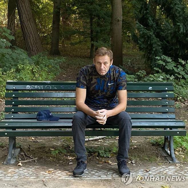병원 떠나 베를린 시내 벤치에 앉아있는 나발니 (베를린 EPA=연합뉴스 자료사진)