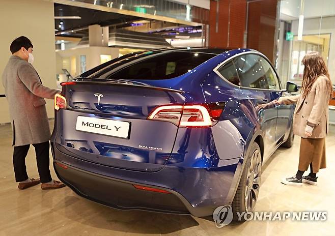 롯데백화점, 테슬라 Model Y 최초 공개 (서울=연합뉴스) 13일 서울 롯데백화점 영등포점 1층 테슬라 갤러리에서 전기 SUV 두 번째 모델인 '테슬라 Model Y'가 최초 공개됐다.      사진은 고객들이 'Model Y'에 시승하는 모습. 2021.1.13       [롯데쇼핑 제공. 재판매 및 DB 금지] photo@yna.co.kr