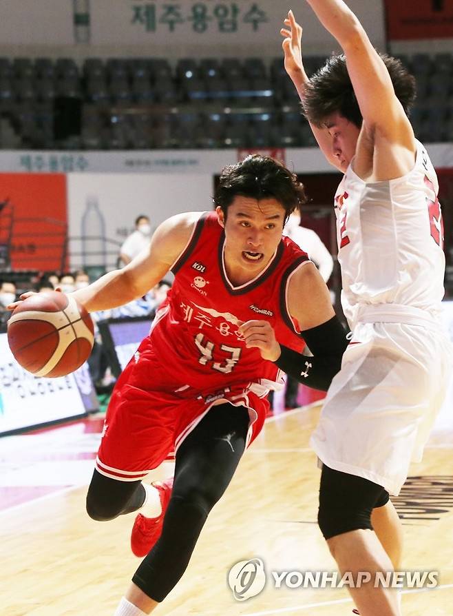 필사적인 이대성 (고양=연합뉴스) 김병만 기자 = 13일 고양체육관에서 열린 프로농구 고양 오리온- 서울 SK 경기. 오리온 이대성이 드리블하고 있다.      2021.1.13 kimb01@yna.co.kr