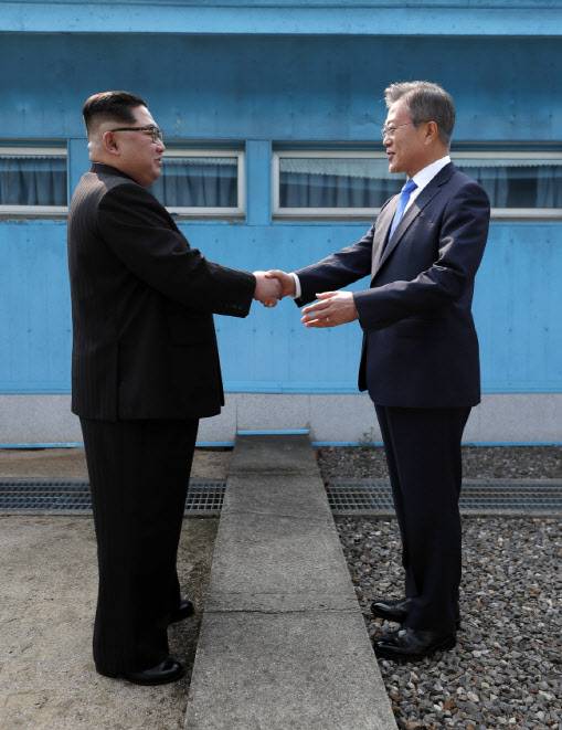 문재인 대통령과 김정은 국무위원장이 악수를 하고 있다(사진=연합뉴스).