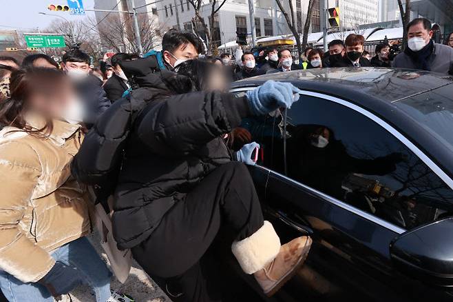 16개월된 입양 딸 정인양을 학대해 숨지게 한 혐의를 받는 양부모의 첫 재판이 열린 13일 서울남부지법에서 양부 안모씨가 탄 차량이 나오자 시민들이 분노를 표출하고 있다 (사진=연합뉴스)