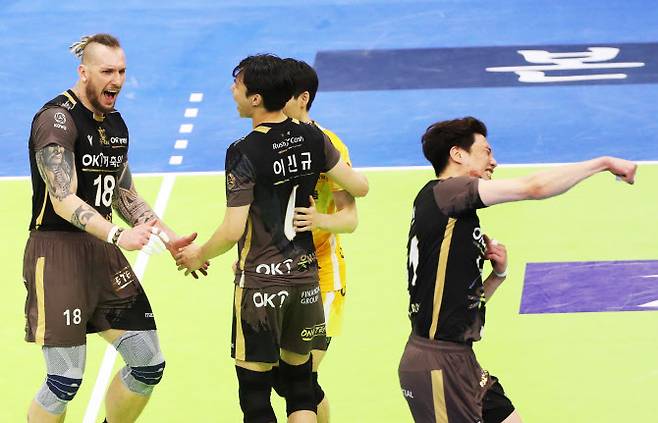 14일 수원체육관에서 열린 프로배구 V리그 남자부 한국전력 대 OK금융그룹의 경기. 세트스코어 3대2로 승리한 OK금융그룹 선수들이 기뻐하고 있다. 사진=연합뉴스