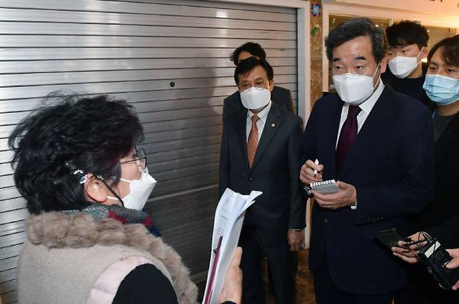 이낙연 더불어민주당 이낙연 대표가 14일 서울 영등포 지하상가 내 문을 닫은 상가 앞에서 한 상인의 고충을 듣고 있다.(사진=얀합뉴스)