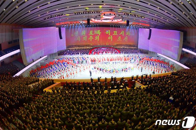 (평양 노동신문=뉴스1) = 북한 노동당 기관지 노동신문은 14일 제8차 당 대회를 경축하는 대공연 '당을 노래하노라'가 지난 13일 평양체육관에서 성대히 진행됐다고 전했다. 신문은 "김정은 동지께서 공연을 관람하시었다"면서 "정치국 상무위원인 최룡해 동지, 조용원 동지, 리병철 동지, 김덕훈 동지와 당 대회 대표자들이 공연을 보았다"라고 보도했다. [국내에서만 사용가능. 재배포 금지. DB 금지. For Use Only in the Republic of Korea. Redistribution Prohibited] rodongphoto@news1.kr