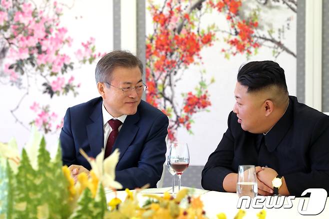 문재인 대통령과 김정은 국무위원장 2018.9.20/뉴스1 © News1 평양사진공동취재단