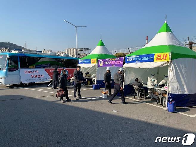 전남도가 코로나19에 선제적으로 대처하기 위해 운영 중인 찾아가는 선별검사 버스 모습.(전남도 제공) 2020.1.5/뉴스1 © News1 전원 기자