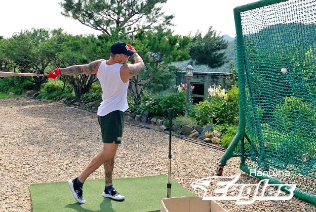 지난해 충북 옥천에 마련된 별도 시설서 자가격리 했던 브랜든 반즈의 모습. (한화 이글스) © 뉴스1