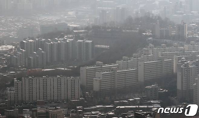 서울 여의도 63빌딩에서 바라본 서울 아파트단지. 2021.1.13/뉴스1 © News1 박세연 기자