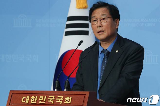 윤후덕 더불어민주당 부동산 TF 단장이 5일 오후 서울 여의도 국회에서 부동산 대책 당정 협의 내용을 브리핑 하고 있다. 2020.8.5/뉴스1 © News1 성동훈 기자