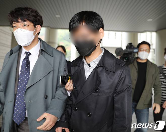 고 박원순 서울시장 비서실 직원 정모씨가 22일 오전 서울 서초구 서울중앙지방법원에서 열린 동료 직원 성폭행 혐의 관련 1차 공판을 마친 후 법정을 나서고 있다. 정씨는 21대 총선 전날인 지난 4월14일 동료 직원들과 술자리를 가진 뒤 여성직원을 모텔로 데려가 성폭행한 혐의를 받고 있다. 이 피해여성은 박 전 시장에게 성추행을 당했다고 고소한 동일인으로 알려졌다. 2020.10.22/뉴스1 © News1 신웅수 기자