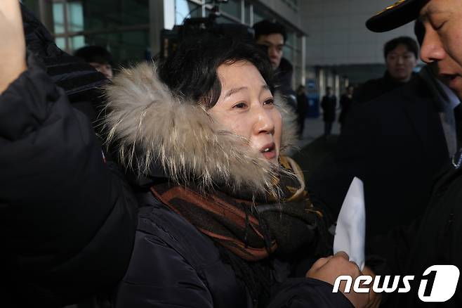 '평양시민 김련희씨 송환 대구준비모임'은 14일 대구고등법원 앞에서 기자회견을 열고 "평양시민 김련희씨는 가족의 품인 북한의 평양으로 돌아가야 한다"며 "국가보안법 위반 등을 적용한 검찰의 기소 역시 국보법을 무리하게 해석한 것으로, 법원은 무죄 판결을 내려야 한다"고 주장했다. 사진은 지난 2018년 12월 12일 도라산 남북출입사무소에서 송환을 요구하는 김씨.  2018.2.12/뉴스 © News1 민경석 기자