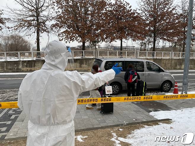 전북소방본부 관계자가 해외입국자들을 차량으로 안내하고 있다.(전북소방본부 제공) /뉴스1