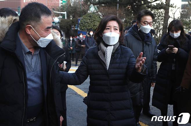 서울시장 보궐선거 출마를 선언한 나경원 국민의힘 전 의원이 14일 오후 재건축 추진 중인 서울 금천구 남서울 럭키아파트를 방문해 지역 주민의 고충을 듣고 있다. 2021.1.14/뉴스1 © News1 국회사진취재단
