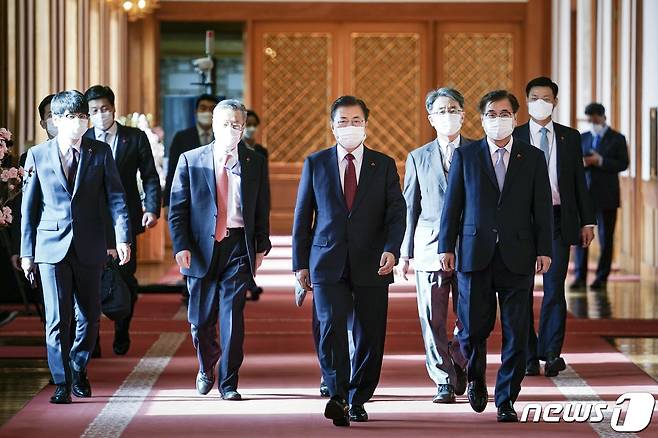 문재인 대통령이 14일 오전 청와대 본관에서 열린 강창일 주일대사 신임장 수여식에 참석하고 있다. 2021.1.14/뉴스1 © News1 이광호 기자