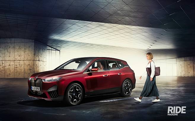 BMW 디지털 키 플러스 기술은 차량에 스마트폰을 갖다 대지 않아도 차량이 주머니나 가방 속의 스마트폰을 인식해 잠금을 해제한다