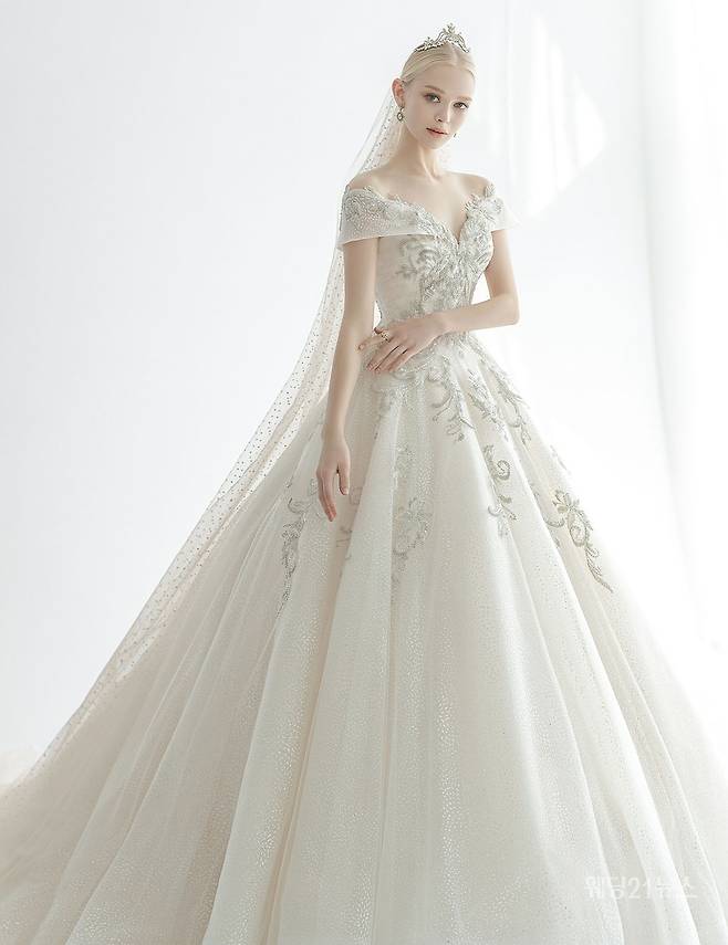 사진 : 웨딩드레스 장다인웨딩 하이니스,&nbsp;포토그래퍼 유창환(앤유스튜디오),&nbsp;모델 스카이,&nbsp;헤어 서은 메이크업 주연(김선진끌로에),&nbsp;영상 소울워크,&nbsp;제품협찬 디바이디, 수야