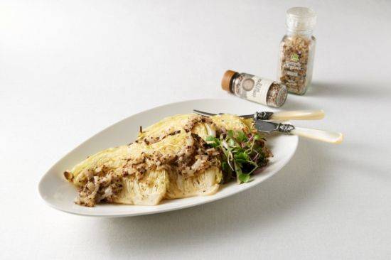 양파 소스를 곁들인 양배추구이