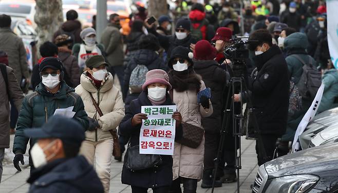 박근혜 전 대통령의 재상고심 선고 공판이 열린 14일 오전 서울 서초구 대법원 인근 거리에서 지지자들이 무죄를 기원하고 있다./장련성 기자