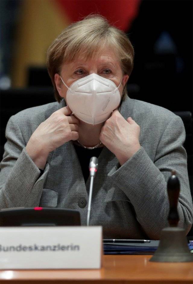 마스크를 쓴 앙겔라 메르켈 독일 총리가 13일 수도 베를린에서 열린 각료 회의에 참석해 턱을 괴고 앉아 있다. 
2005년부터 집권한 그는 2018년 10월 총선 당시 집권 기독민주당이 저조한 성적을 거두자 “2021년 9월 정계를 
은퇴하겠다”고 선언했다. 베를린=AP 뉴시스