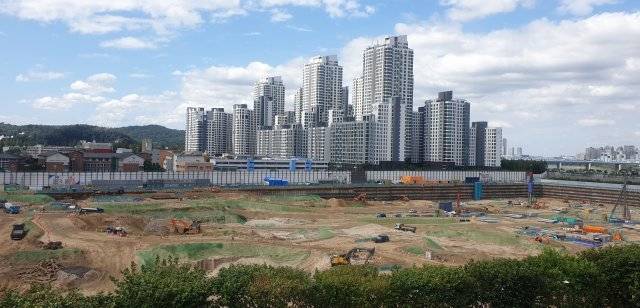 서울 서초구 신반포3차와 경남아파트를 통합 재건축하는 ‘래미안 원베일리’ 아파트의 공사현장. 건너편이 아크로리버파크다.<송은석기자 silverstone@donga.com>