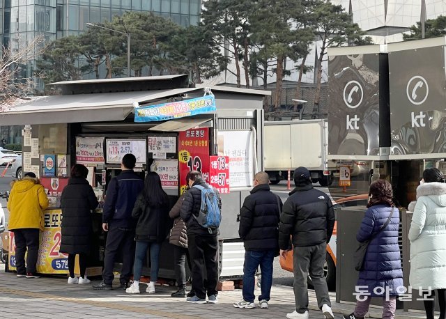 14일 서울 잠실역 인근의 로또 판매점. 추운 날씨에도 긴 줄이 이어졌다. 원대연기자 ＜yeon72@donga.com＞